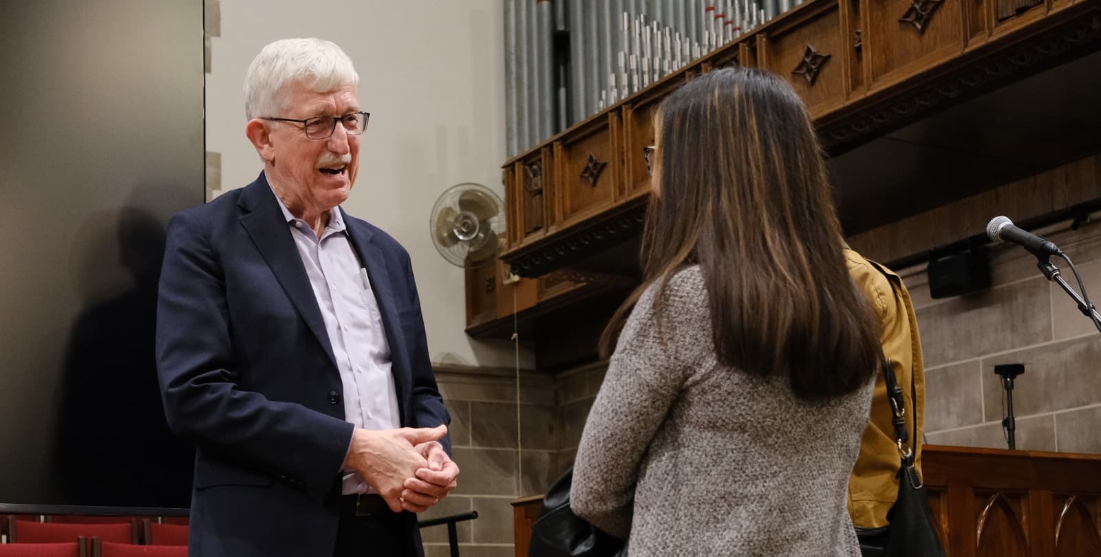 Dr. Francis Collins speaks with an event attendee.