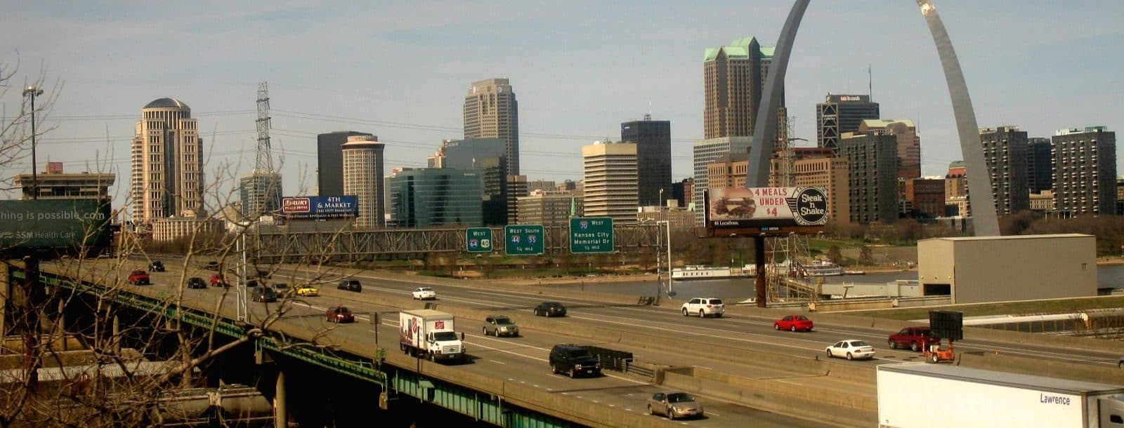 Photo of the highway leading into St. Louis, Missouri.